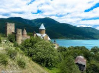 Georgische Berge mit Kirche